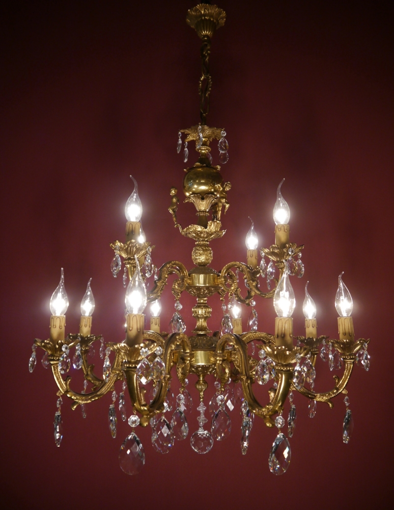 massiver hoher Putten Kronleuchter üppig Kristallbehang