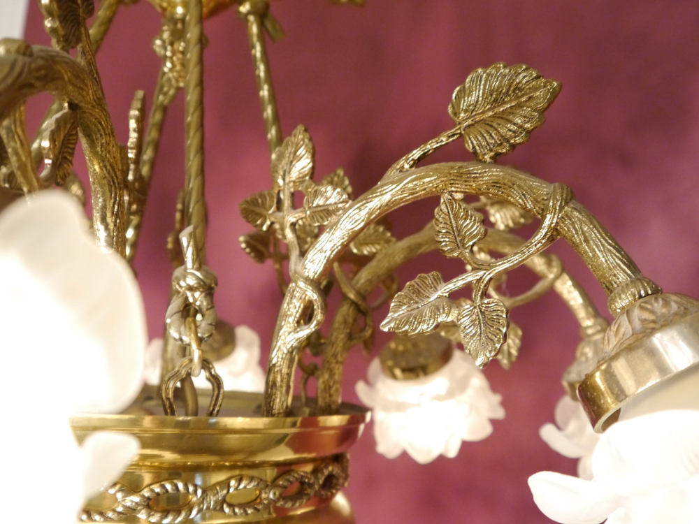 Vintage Französischer 12-flammiger Messing-Kronleuchter mit satinierten Rosengläsern, um 1960