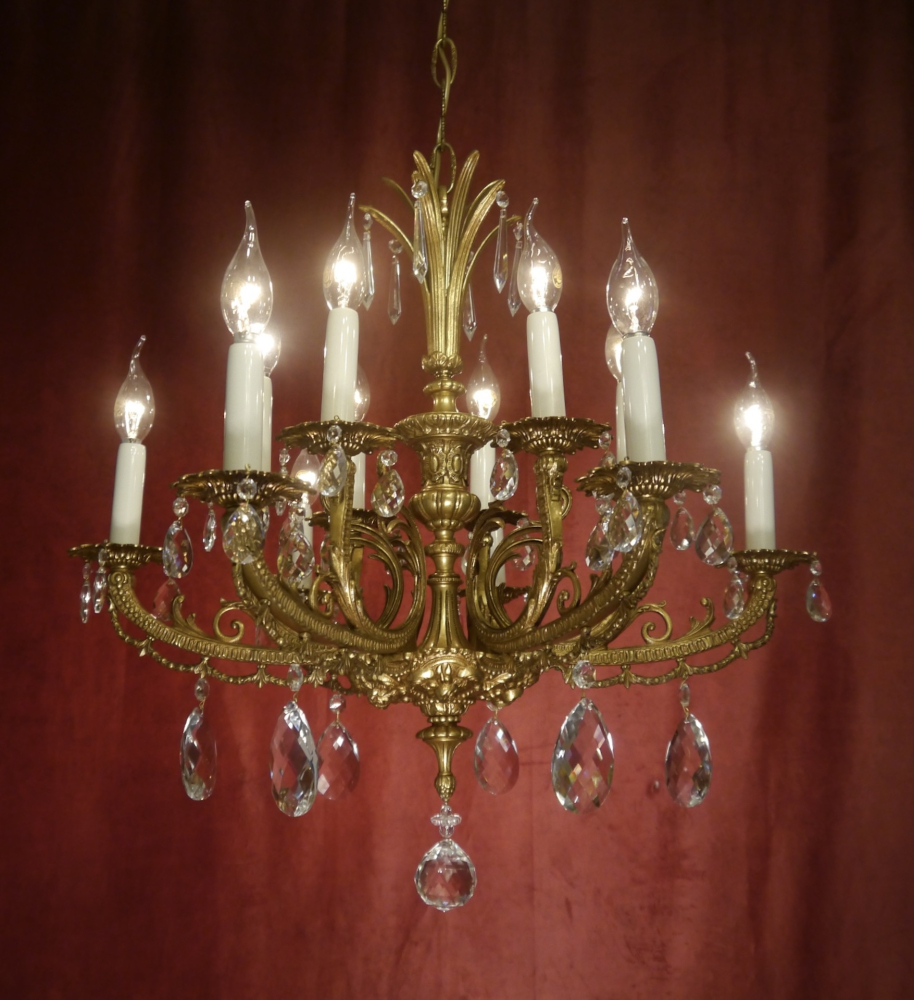 Französischer 12-flammiger Bronze-Kronleuchter mit Kristallen und Palmensäule