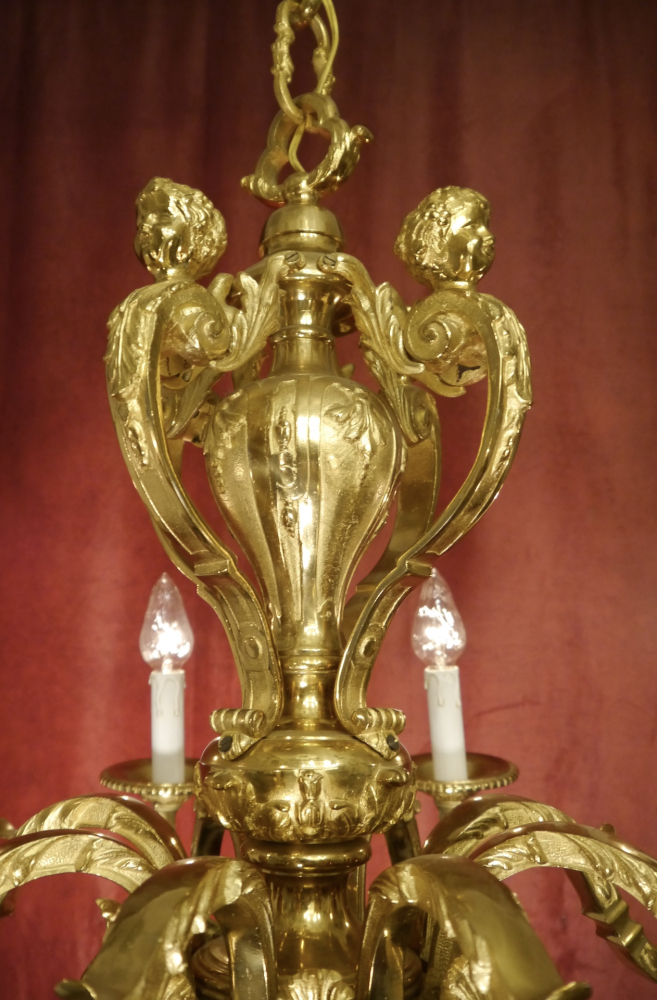 Großer figürlicher Antik-Kronleuchter aus massiv vergoldeter Bronze – Frankreich um 1880–1900