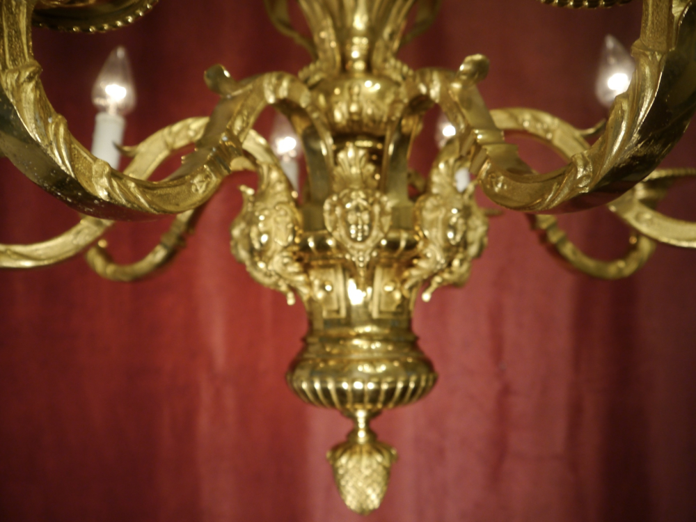 Großer figürlicher Antik-Kronleuchter aus massiv vergoldeter Bronze – Frankreich um 1880–1900