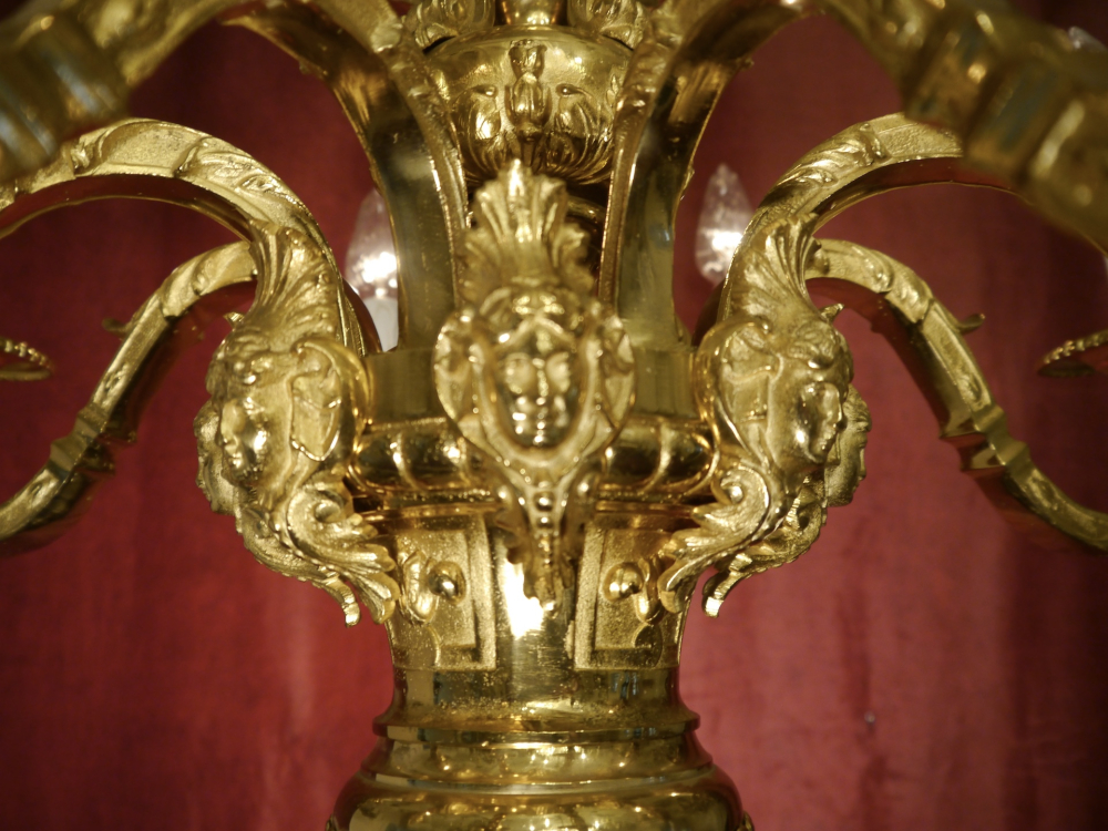 Großer figürlicher Antik-Kronleuchter aus massiv vergoldeter Bronze – Frankreich um 1880–1900