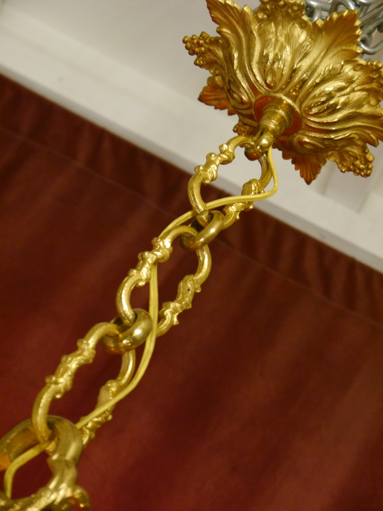 Großer figürlicher Antik-Kronleuchter aus massiv vergoldeter Bronze – Frankreich um 1880–1900