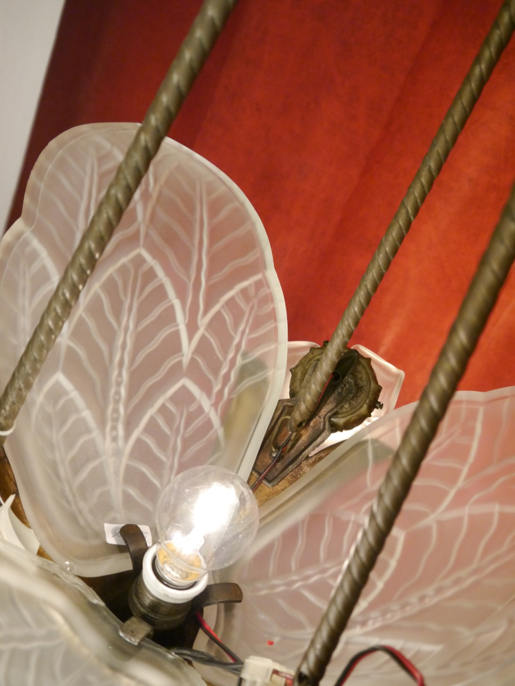 schöne Art Deco Lampe Bronze satiniertes Glas mittelgroß 4 flammig