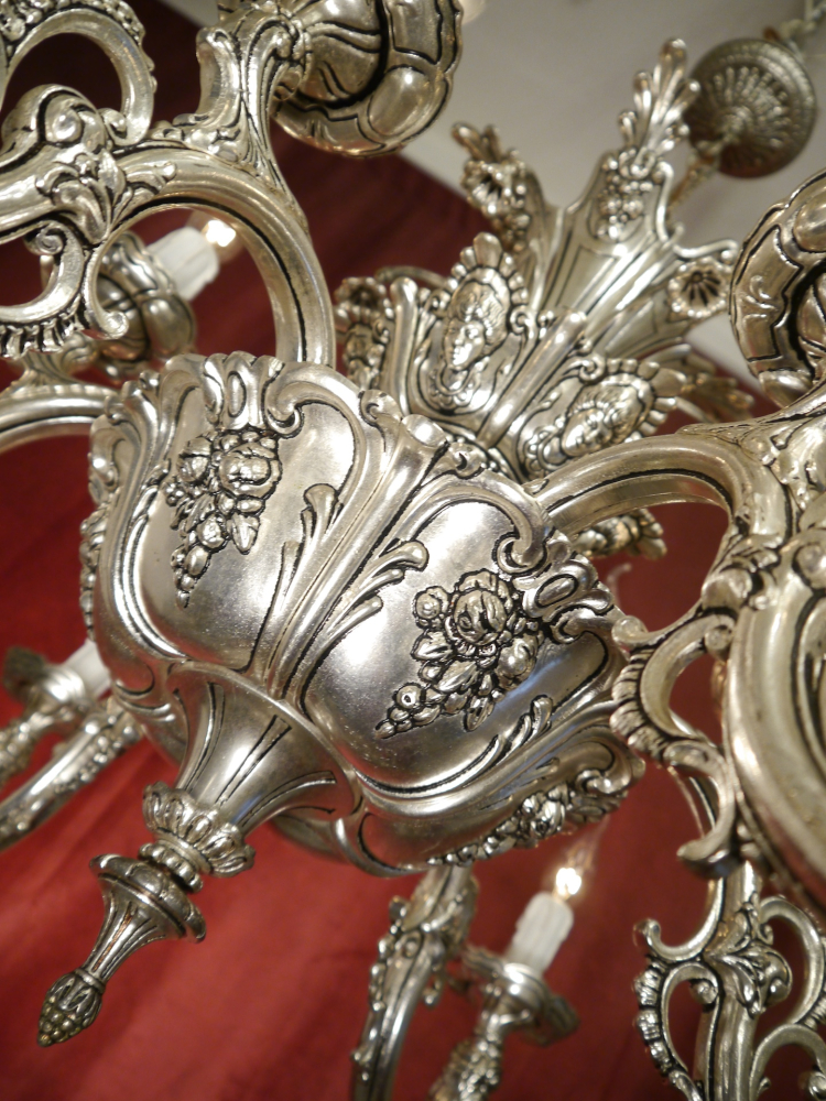 Imposanter 12-flammiger Kronleuchter, zweistöckig, massiv Messing mit Nickeloberfläche – Rokoko- & Barockinspiriert