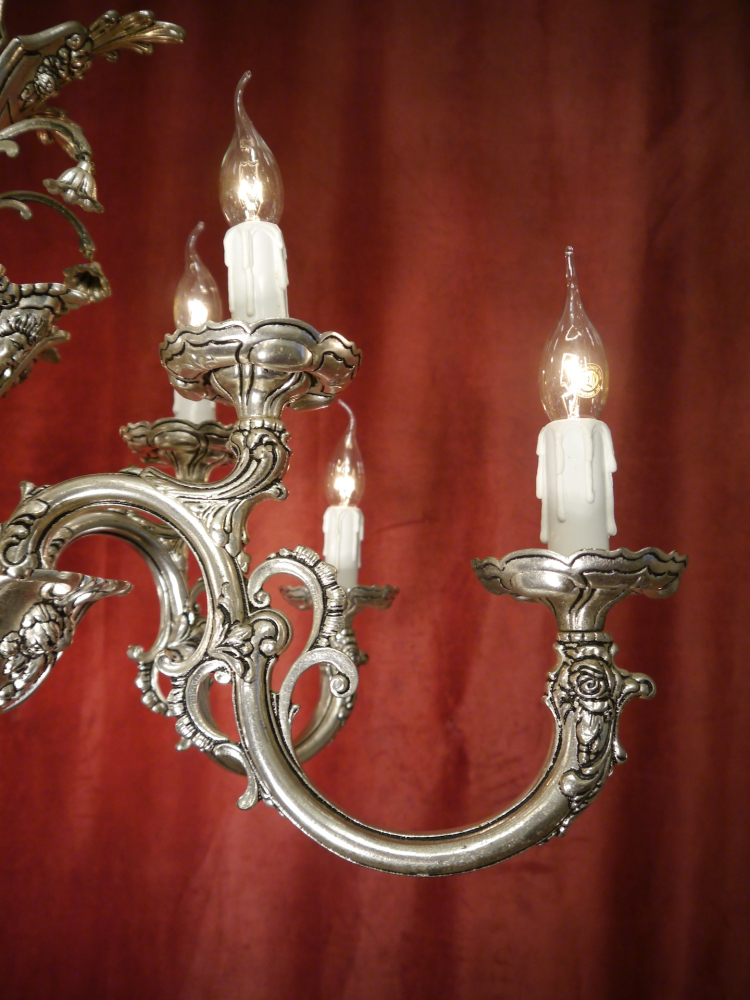 Imposanter 12-flammiger Kronleuchter, zweistöckig, massiv Messing mit Nickeloberfläche – Rokoko- & Barockinspiriert