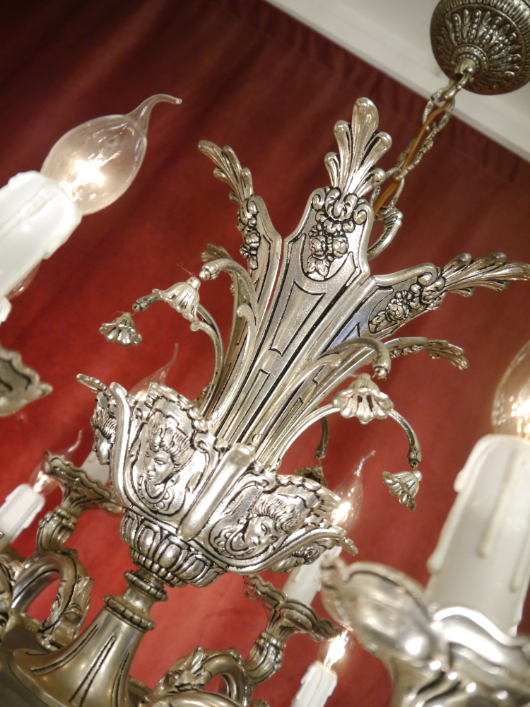 Imposanter 12-flammiger Kronleuchter, zweistöckig, massiv Messing mit Nickeloberfläche – Rokoko- & Barockinspiriert