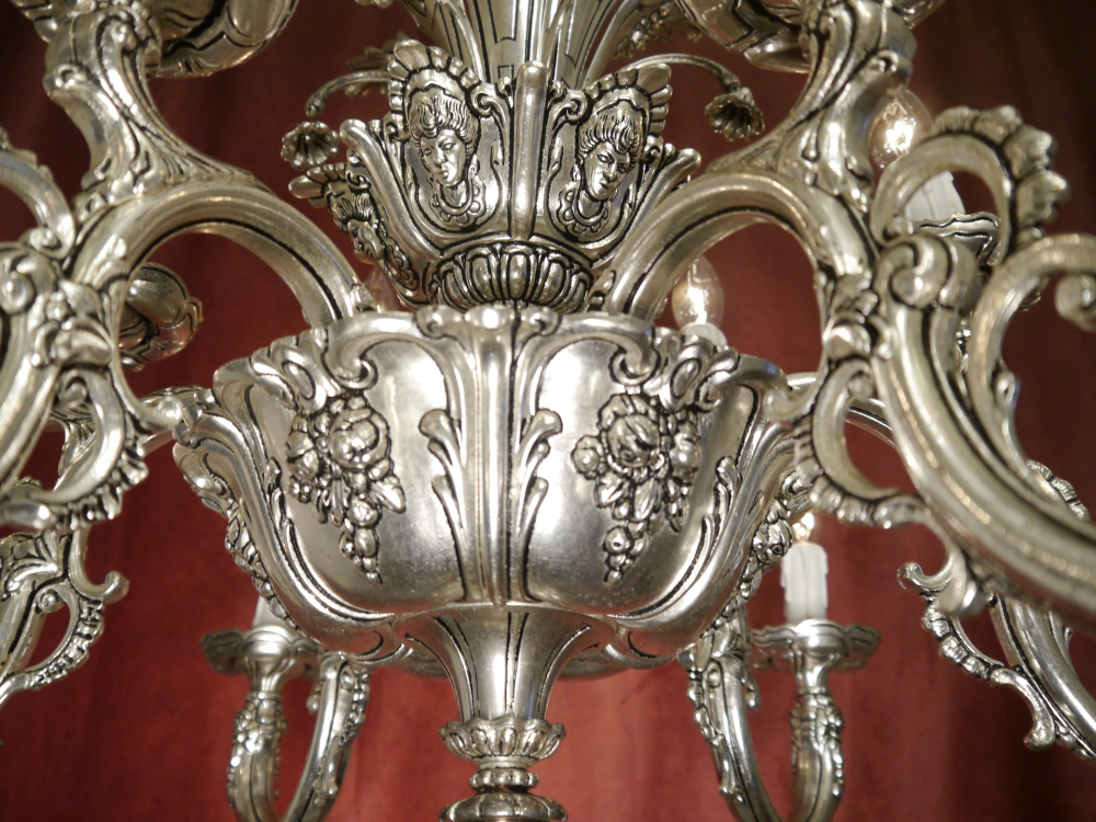 Imposanter 12-flammiger Kronleuchter, zweistöckig, massiv Messing mit Nickeloberfläche – Rokoko- & Barockinspiriert