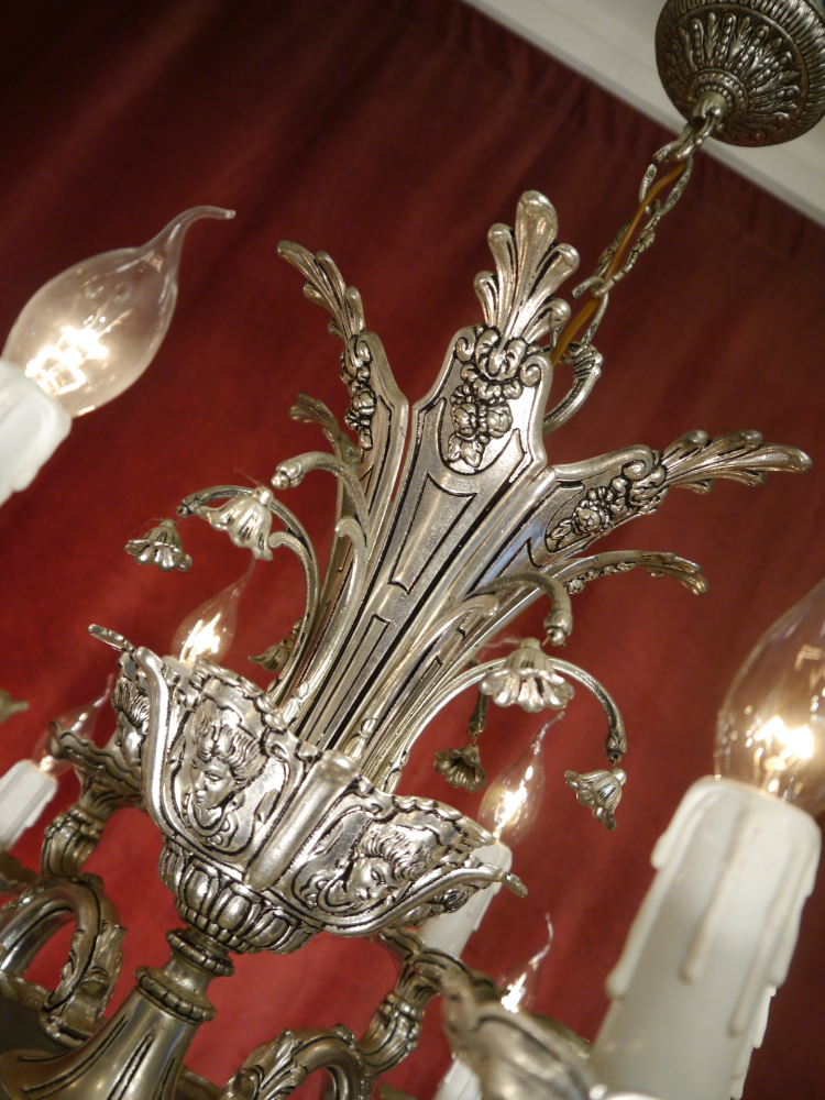 Imposanter 12-flammiger Kronleuchter, zweistöckig, massiv Messing mit Nickeloberfläche – Rokoko- & Barockinspiriert