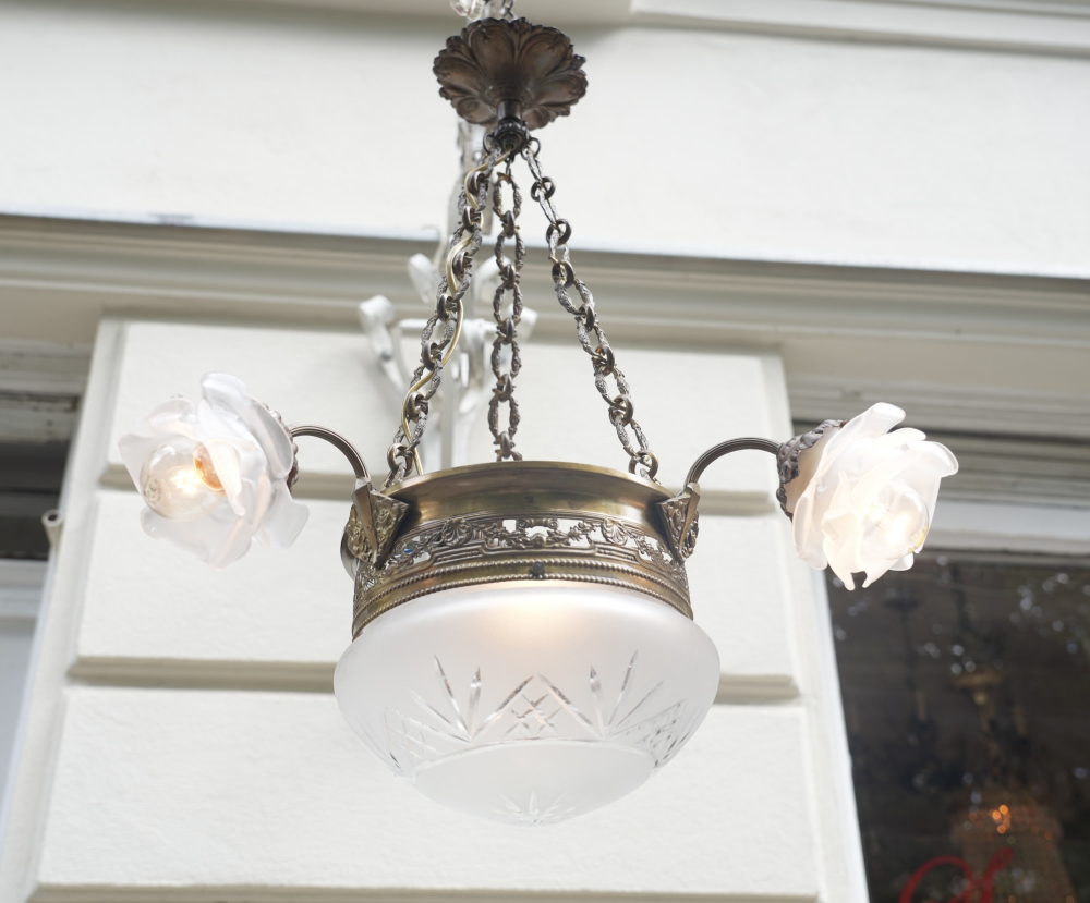 Antiker Jugendstil Kronleuchter Bronze mit satiniertem Schliffglas & Glasrosen, um 1900–1920