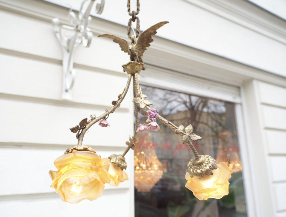 Antiker französischer Messing-Kronleuchter mit Adler, Porzellanrosen und Glasblüten – ca. 1890–1910