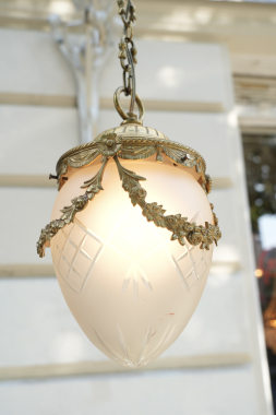 Antike französische Hängeleuchte aus Messing mit satiniertem Schliffglas – Louis XVI