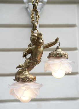 Antike französische Bronze-Pendelleuchte mit fliegendem Putto und Blütengläsern, um 1900