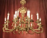großer Messing Kronleuchter, edle Verzierungen mit 18 Lampen