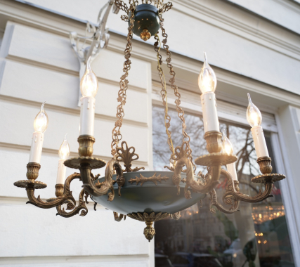 hoher Empire Kronleuchter an Ketten Grünlack Messing schön verziert