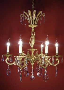 feiner luftiger Kronleuchter Messing Kristallbehang große weibliche Figur