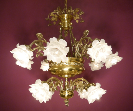 Vintage Französischer 12-flammiger Messing-Kronleuchter mit satinierten Rosengläsern, um 1960