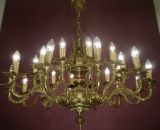 großer 24 flammiger Messing Kronleuchter glänzend