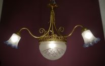 antike Messing Lampe blau-weiße satinierte Glasschalen