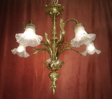 antiker Kronleuchter alte Lampe asymmetrische Form Messing glänzend aus Berlin