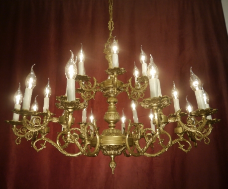 großer 24 Lampen 3 Ebenen Messing Kronleuchter groß aber luftig