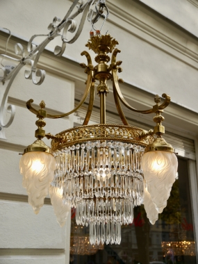 antike Messing Lampe Kronleuchter glänzend Glaszapfen 5 flammig aus Berlin