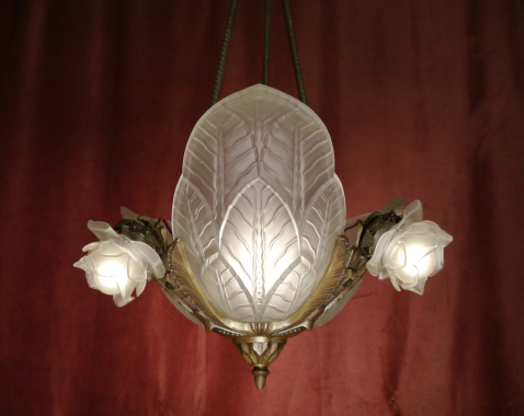 schöne Art Deco Lampe Bronze satiniertes Glas mittelgroß 4 flammig