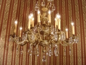 großer Messing Kronleuchter Galionsfiguren üppig Kristall 16 Lampen