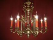 solider Kronleuchter silberfarben, mit üppigen Puttenfiguren 8 flammig