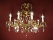 reizvoller Kronleuchter messingfarben reichlich Kristallbehang